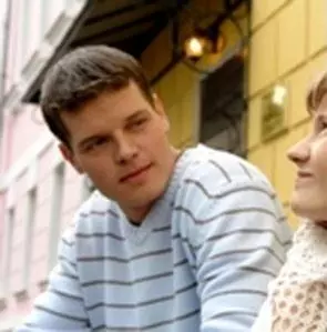 Кадр из Оля + Коля (2007) Кадр из Оля + Коля (2007)