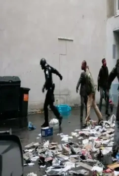 Кадр из Осаждённые мертвецами (2010) Кадр из Осаждённые мертвецами (2010)