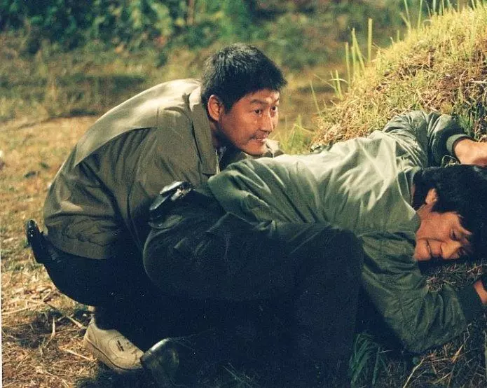 Кадр из Воспоминания об убийстве (2003) Кадр из Воспоминания об убийстве (2003)