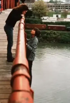 Кадр из Ложный огонь (1996) Кадр из Ложный огонь (1996)
