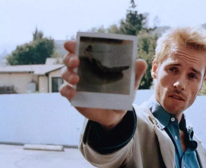 Кадр из Помни (2000) Кадр из Помни (2000)