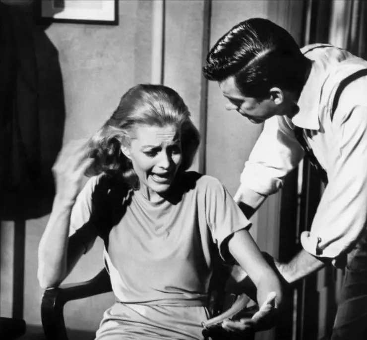 Кадр из Обнаженный поцелуй (1964) Кадр из Обнаженный поцелуй (1964)