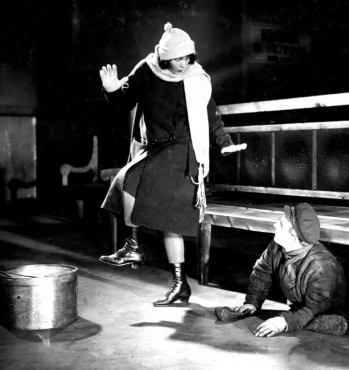 Кадр из Девушка с коробкой (1927) Кадр из Девушка с коробкой (1927)