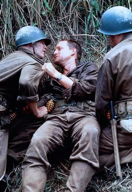 Кадр из Тонкая красная линия (1998) Кадр из Тонкая красная линия (1998)