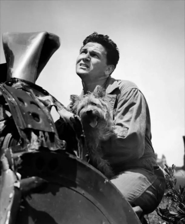 Кадр из Военно-воздушные силы (1943) Кадр из Военно-воздушные силы (1943)
