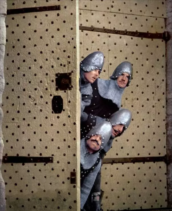 Кадр из Монти Пайтон и Священный Грааль (1975) Кадр из Монти Пайтон и Священный Грааль (1975)