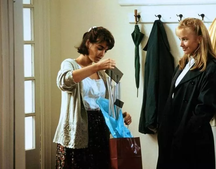 Кадр из Рука, качающая колыбель (1992) Кадр из Рука, качающая колыбель (1992)