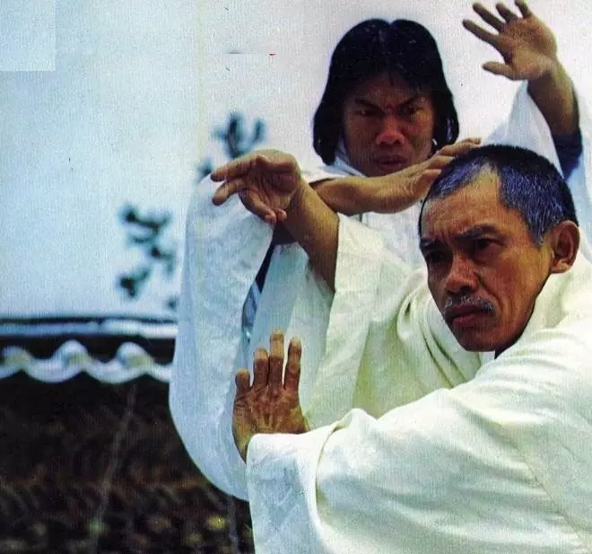 Кадр из Брюс и кунг-фу монастыря Шао-Линь (1977) Кадр из Брюс и кунг-фу монастыря Шао-Линь (1977)