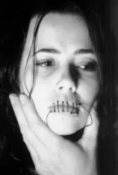 Кадр из Стрейнджлэнд (1998) Кадр из Стрейнджлэнд (1998)