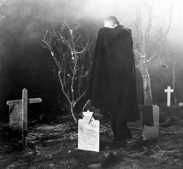 Кадр из План 9 из открытого космоса (1959) Кадр из План 9 из открытого космоса (1959)