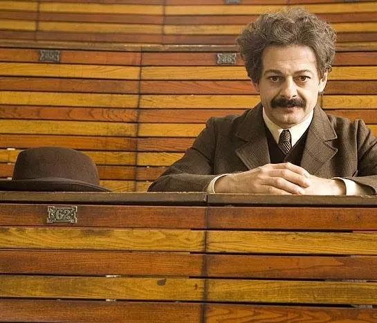 Кадр из Эйнштейн и Эддингтон (2008) Кадр из Эйнштейн и Эддингтон (2008)