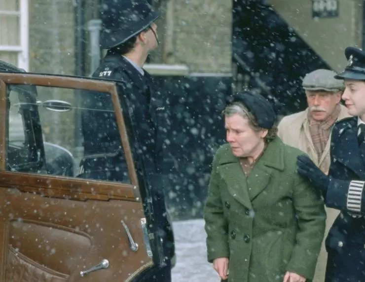 Кадр из Вера Дрейк (2004) Кадр из Вера Дрейк (2004)