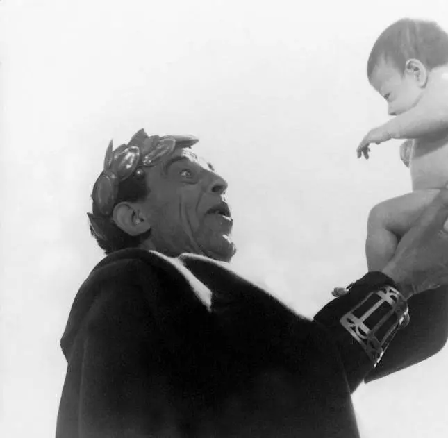 Кадр из Птицы большие и малые (1966) Кадр из Птицы большие и малые (1966)