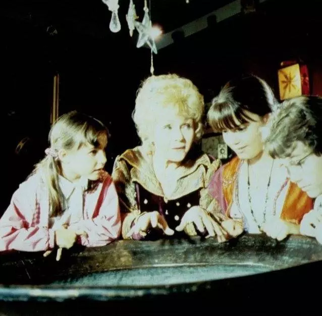 Кадр из Хэллоуинтаун (1998) Кадр из Хэллоуинтаун (1998)