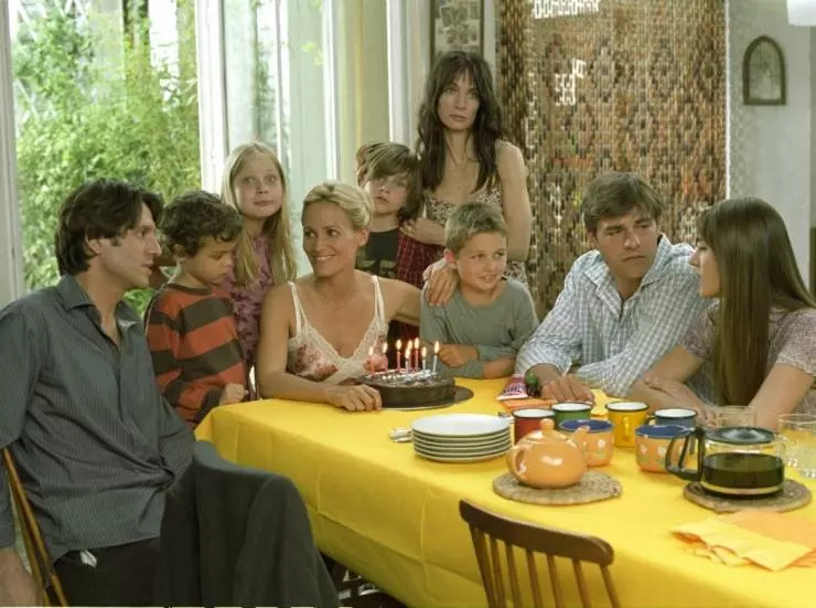 Кадр из 35 с небольшим (2005) Кадр из 35 с небольшим (2005)
