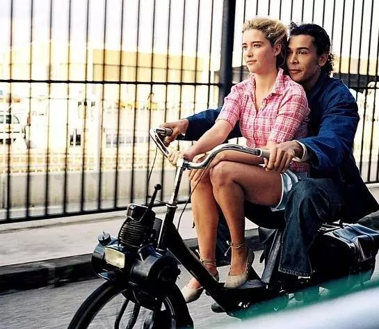 Кадр из Лила говорит (2004) Кадр из Лила говорит (2004)
