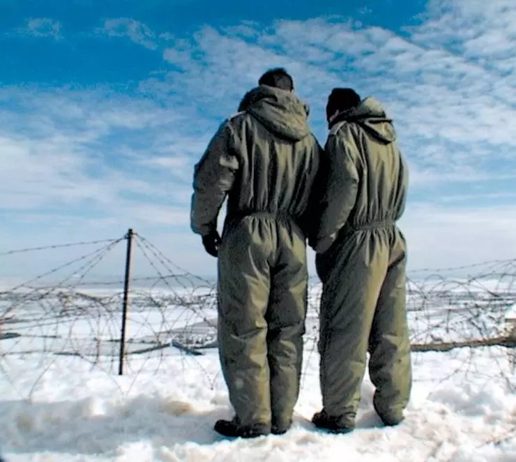 Кадр из Йосси и Джаггер (2002) Кадр из Йосси и Джаггер (2002)