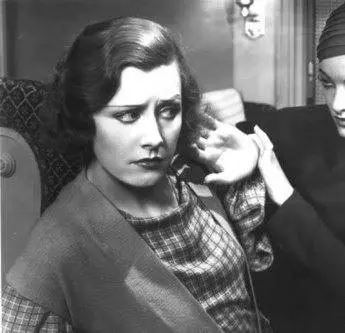 Кадр из Тринадцать женщин (1932) Кадр из Тринадцать женщин (1932)