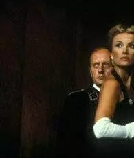 Кадр из Алое и чёрное (1983) Кадр из Алое и чёрное (1983)