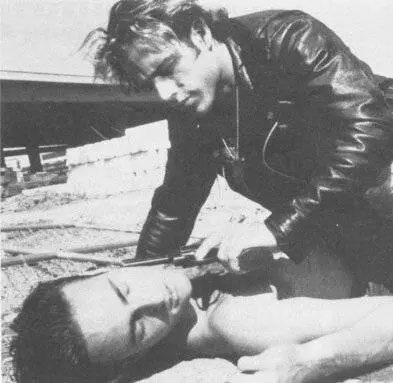 Кадр из Оголенный провод (1992) Кадр из Оголенный провод (1992)