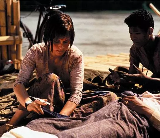 Кадр из За пределами Рангуна (1995) Кадр из За пределами Рангуна (1995)
