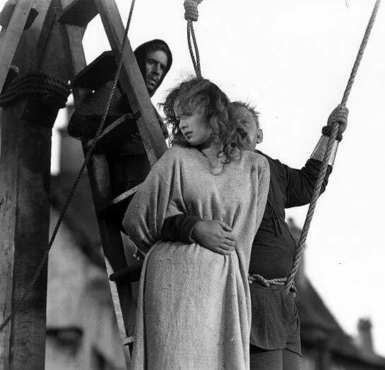 Кадр из Горбун Собора Парижской Богоматери (1939) Кадр из Горбун Собора Парижской Богоматери (1939)