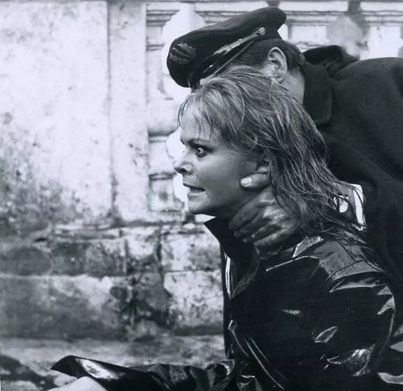 Кадр из Девушка, которая слишком много знала (1963) Кадр из Девушка, которая слишком много знала (1963)