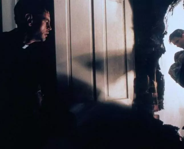 Кадр из По ту сторону тьмы (1990) Кадр из По ту сторону тьмы (1990)
