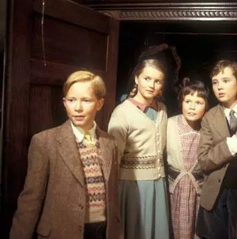 Кадр из Хроники Нарнии: Лев, колдунья и платяной шкаф (1988) Кадр из Хроники Нарнии: Лев, колдунья и платяной шкаф (1988)