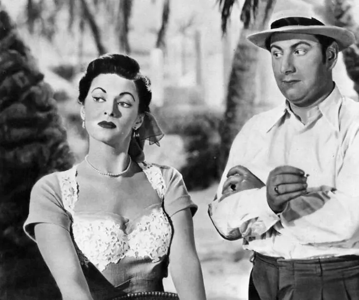 Кадр из Отель «Сахара» (1951) Кадр из Отель «Сахара» (1951)