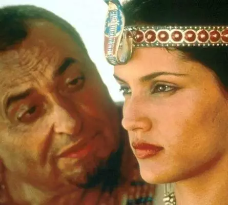 Кадр из Клеопатра (1999) Кадр из Клеопатра (1999)