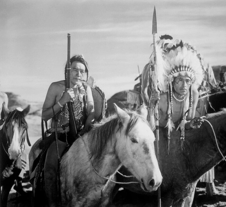 Кадр из Вне закона (1943) Кадр из Вне закона (1943)