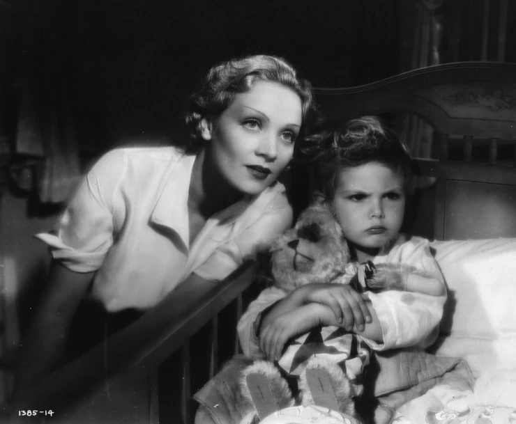 Кадр из Белокурая Венера (1932) Кадр из Белокурая Венера (1932)