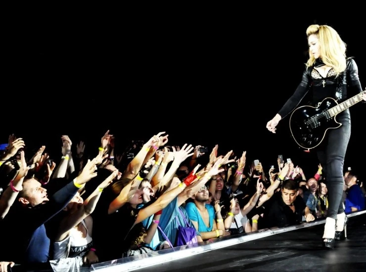 Кадр из Мадонна: MDNA тур (2013) Кадр из Мадонна: MDNA тур (2013)