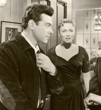Кадр из Серенада (1956) Кадр из Серенада (1956)