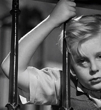 Кадр из Поверженный идол (1948) Кадр из Поверженный идол (1948)