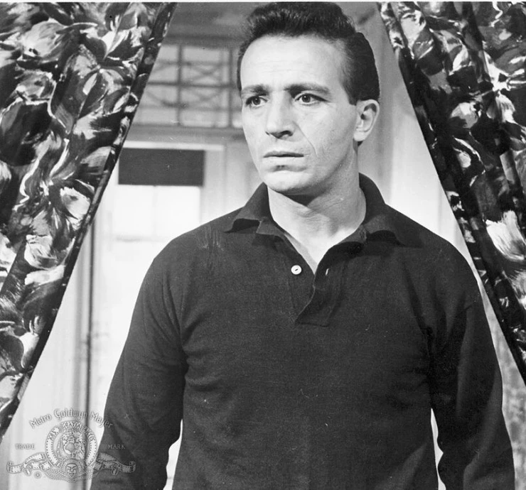 Кадр из Никогда в воскресенье (1960) Кадр из Никогда в воскресенье (1960)