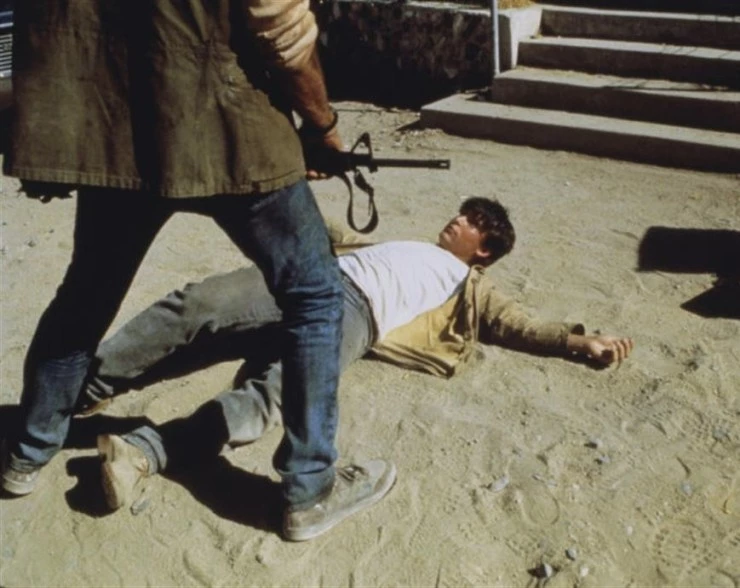 Кадр из Вдали от дома (1989) Кадр из Вдали от дома (1989)