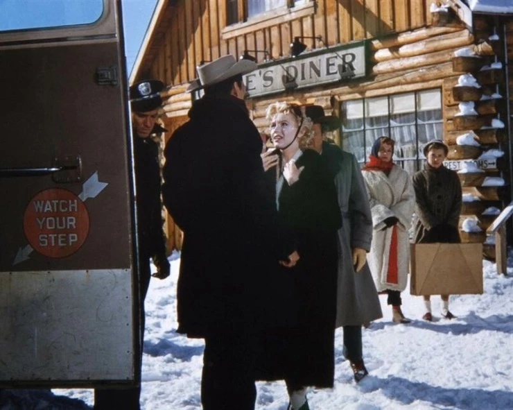 Кадр из Автобусная остановка (1956) Кадр из Автобусная остановка (1956)