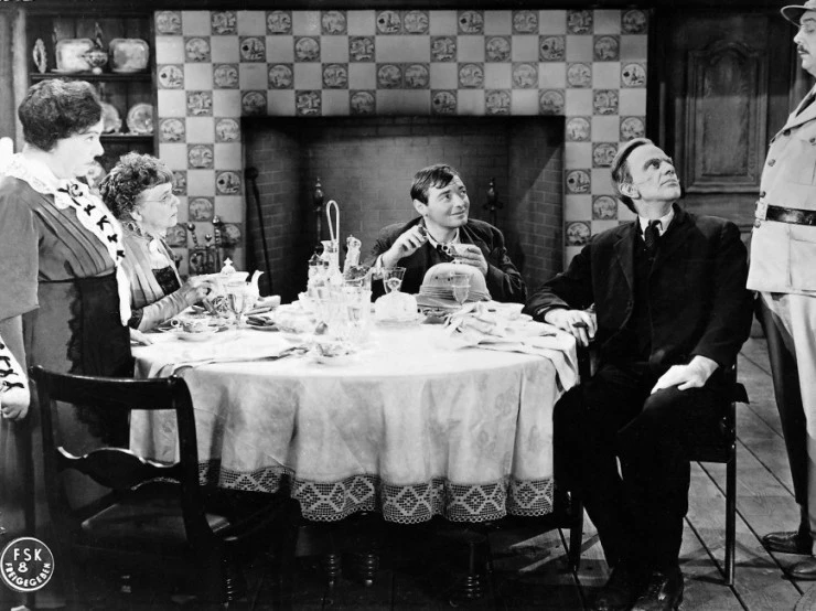 Кадр из Мышьяк и старые кружева (1944) Кадр из Мышьяк и старые кружева (1944)