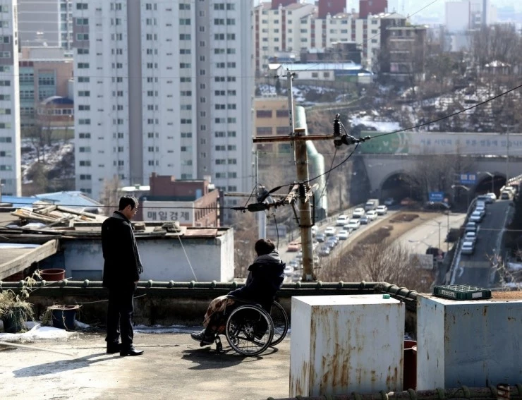 Кадр из Пятеро (2013) Кадр из Пятеро (2013)