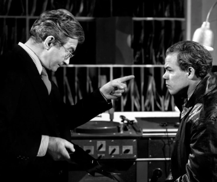 Кадр из Вне подозрений (1947) Кадр из Вне подозрений (1947)