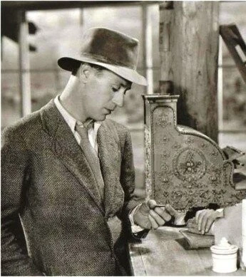 Кадр из Окаменевший лес (1936) Кадр из Окаменевший лес (1936)
