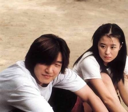 Кадр из Ва-ни и Чун-ха (2001) Кадр из Ва-ни и Чун-ха (2001)