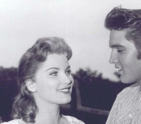 Кадр из Люби меня нежно (1956) Кадр из Люби меня нежно (1956)