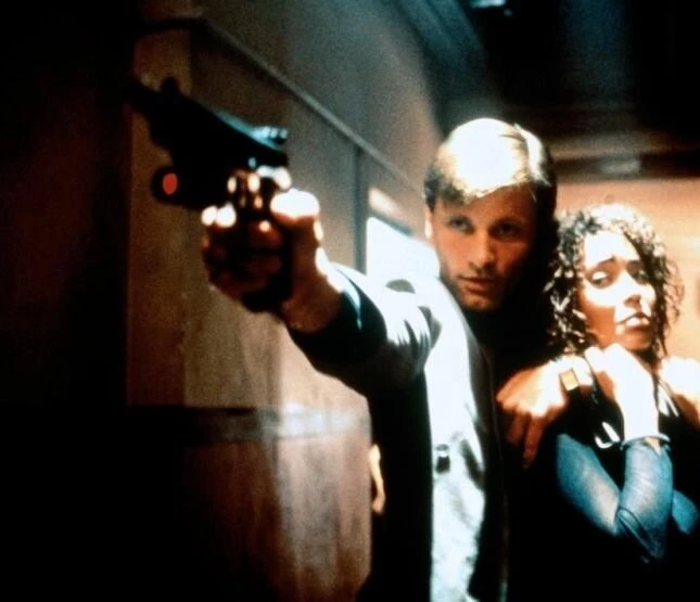 Кадр из Молодые американцы (1993) Кадр из Молодые американцы (1993)