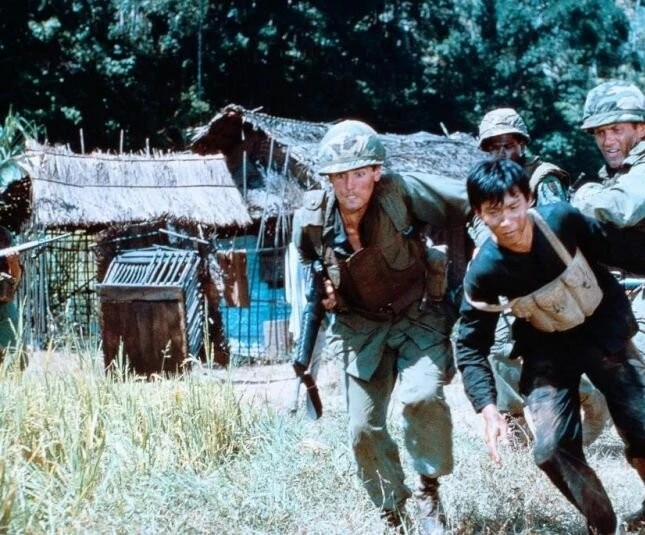 Кадр из Железный треугольник (1989) Кадр из Железный треугольник (1989)