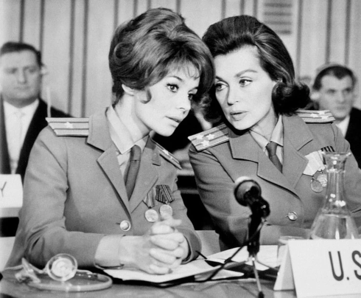 Кадр из Две девушки с красными звездами (1966) Кадр из Две девушки с красными звездами (1966)