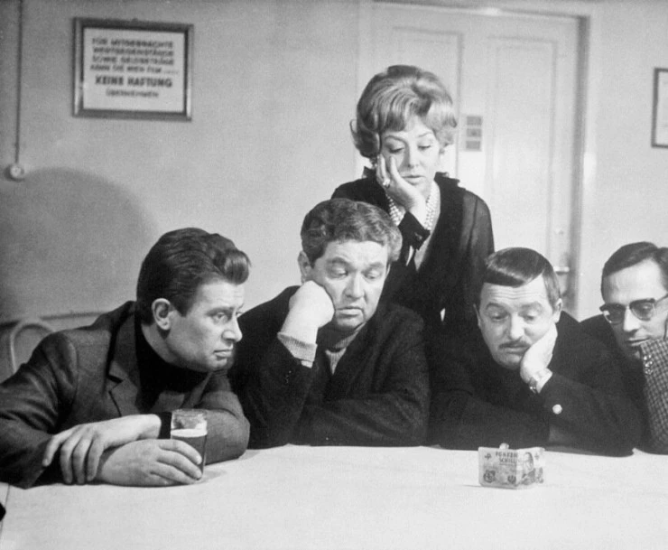 Кадр из Две девушки с красными звездами (1966) Кадр из Две девушки с красными звездами (1966)