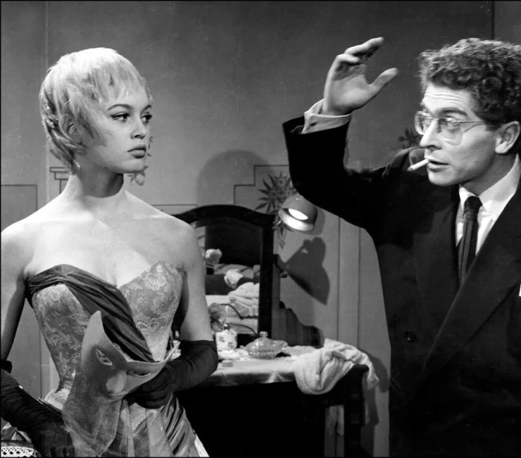Кадр из Обрывая лепестки ромашки (1956) Кадр из Обрывая лепестки ромашки (1956)